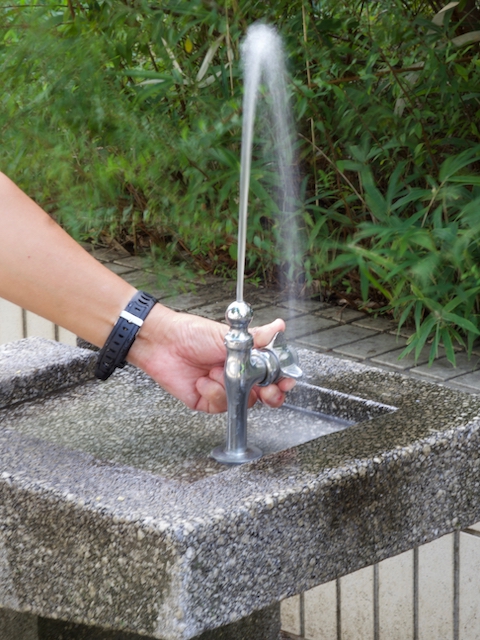 公園の立形水飲水栓の画像