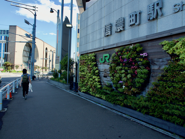 JR信濃町駅の駅舎側面の画像