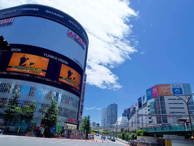 LABI新宿東口館の街頭ビジョンの画像